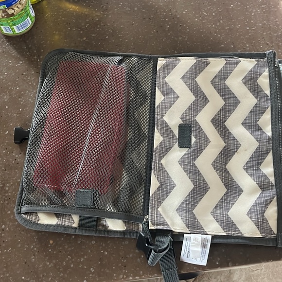 Skip hop diaper changing on the go. With wipe container - Picture 2 of 6